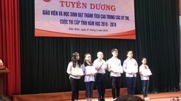 Tuyên dương học sinh có thành tích suất sắc